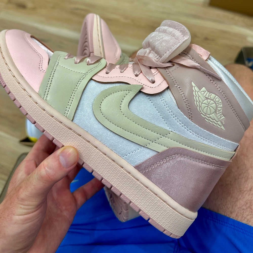 Nike Air Jordan 1 Mid SE Pink Satin Pastel W 11.5 / M 10 - Picture 6 of 8